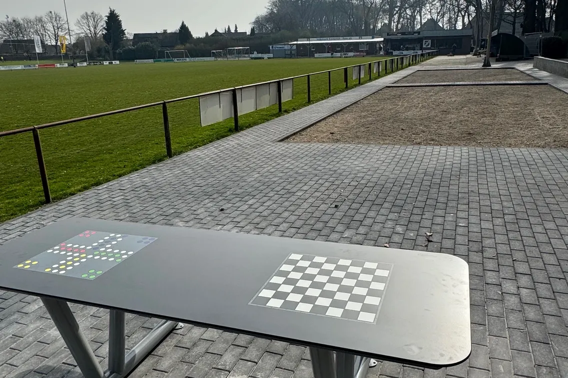 Foto zum Newsartikel Es ist angerichtet, Spieltisch und Spielgeräte sind komplett