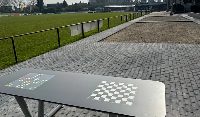 Es ist angerichtet, Spieltisch und Spielgeräte sind komplett