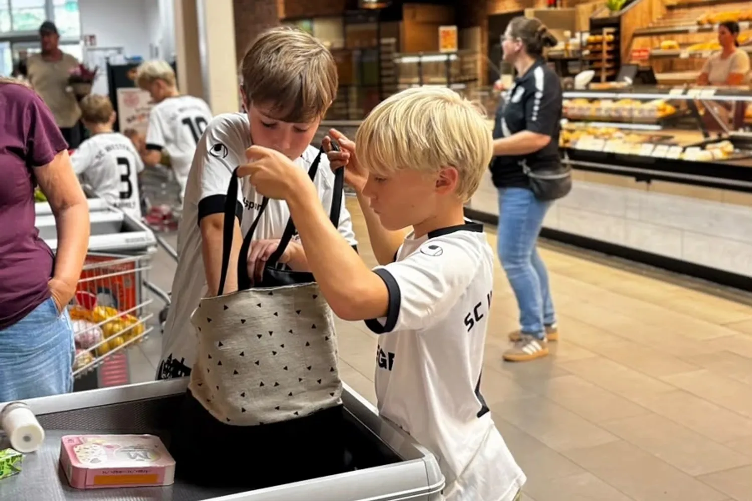 "Unsere Jugend packt für Scheine"